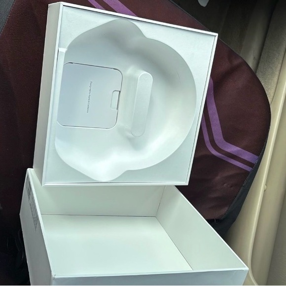 Apple Headphones in Sleek Black - Picture 3 of 3